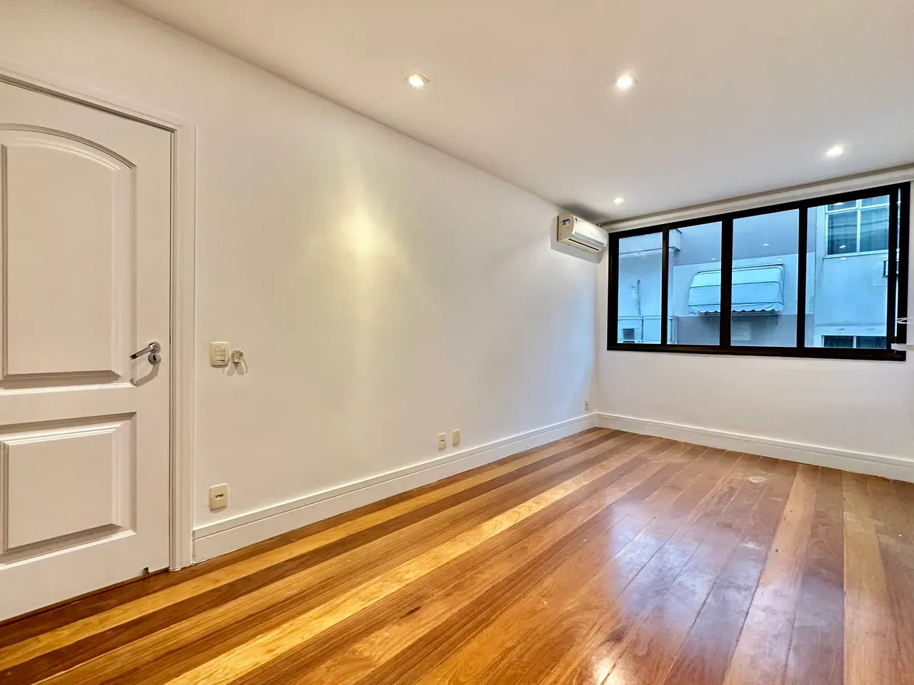 Furnished apartment, 268 m², with a water view — photo 40