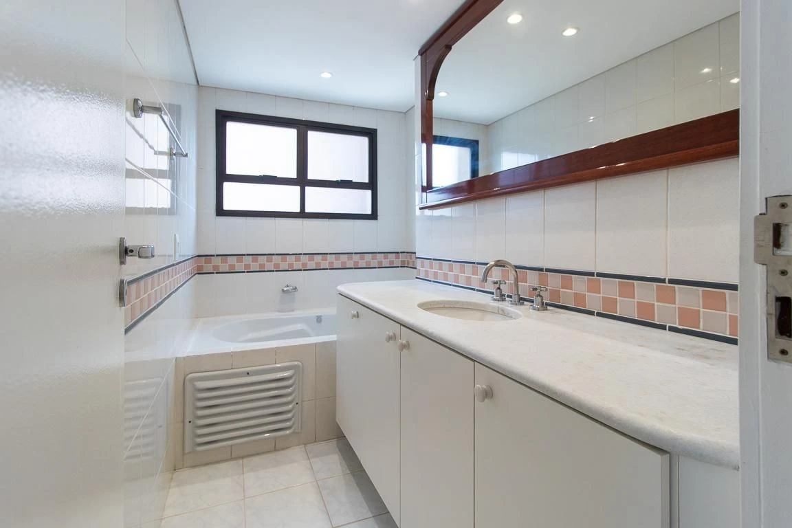 3-bedroom apartment with a bathtub in Curitiba — photo 42
