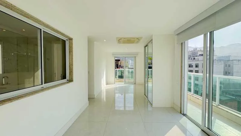 3-bedroom apartment in a building with a pool — photo 26