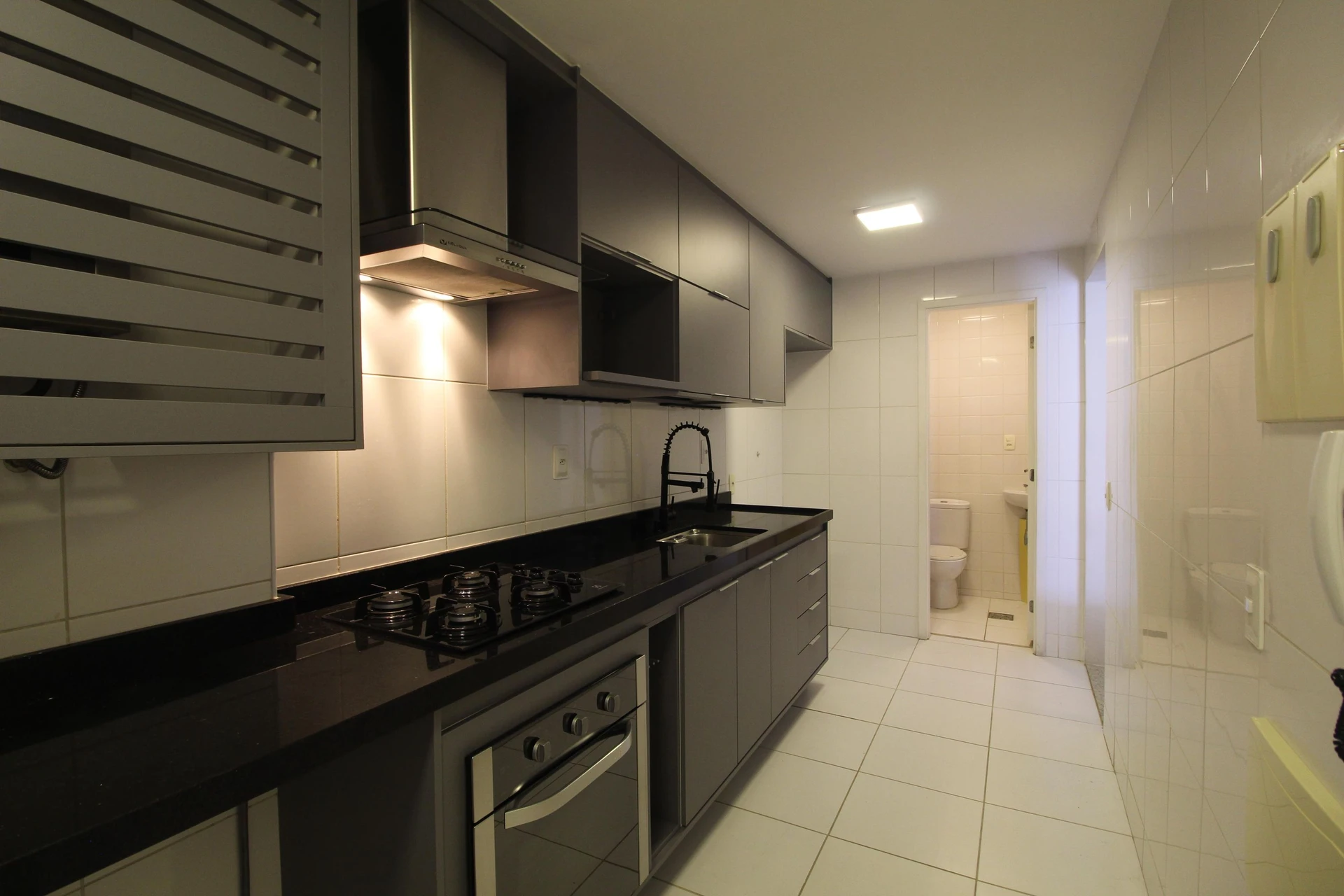 Balcony with a grill in a 2-bedroom apartment, 90 m² — photo 50