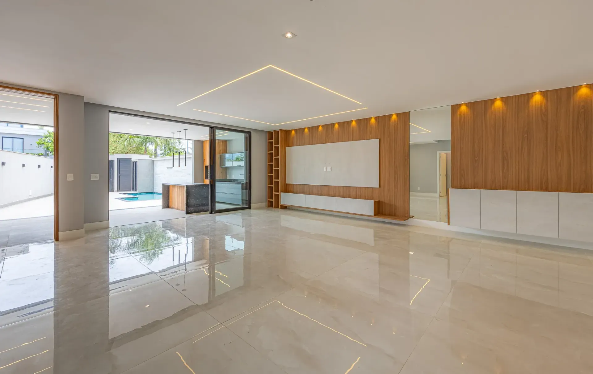 Furnished house with 5 suites and floor-to-ceiling windows — photo 4