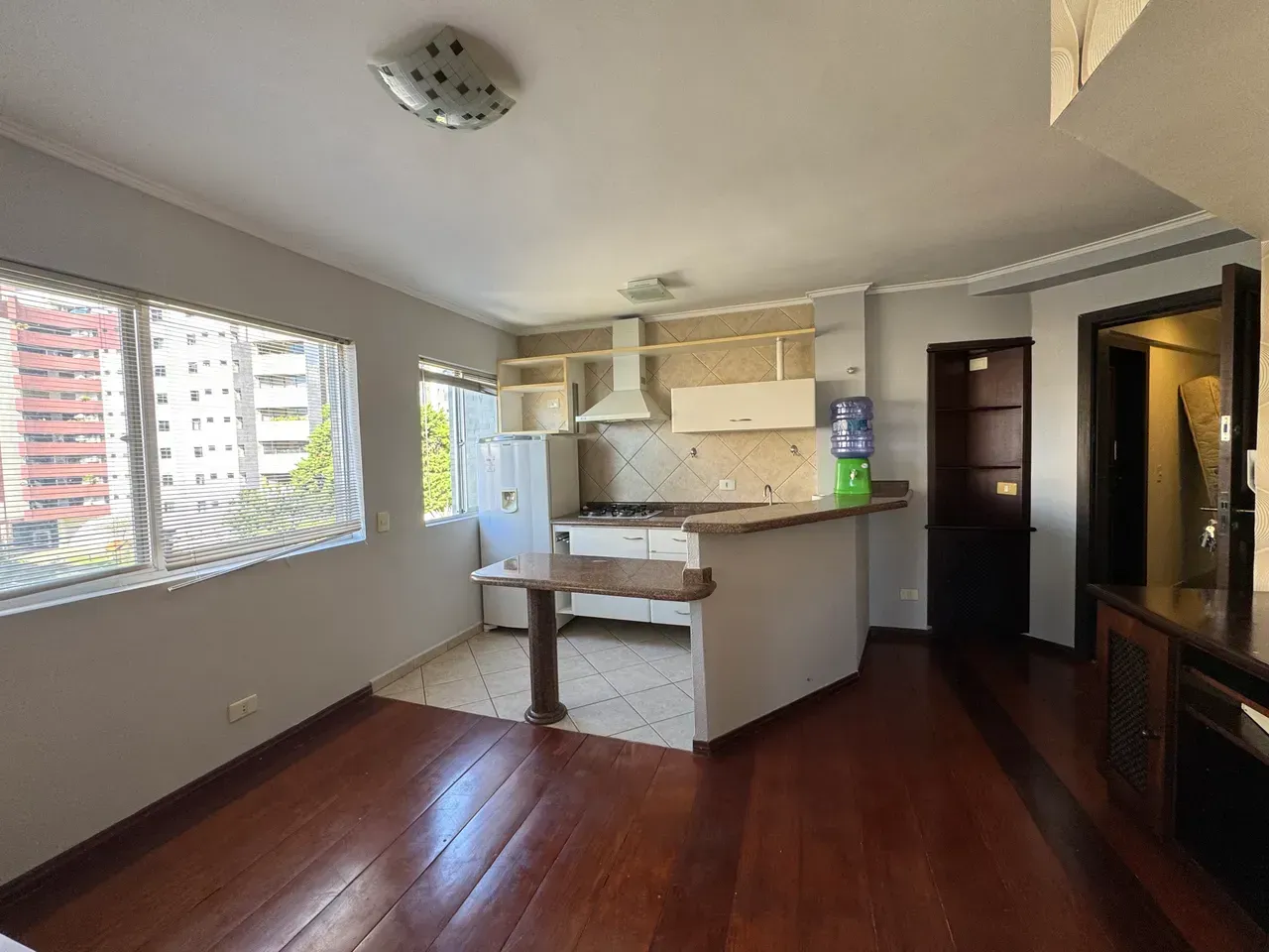 Furnished 1-bedroom apartment with glassed-in balcony — photo 10