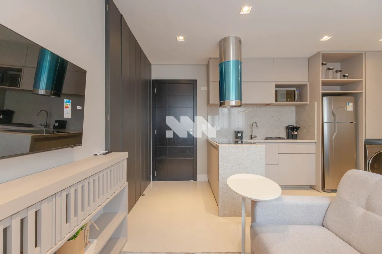 Furnished 1-bedroom apartment with open-plan kitchen — photo 2
