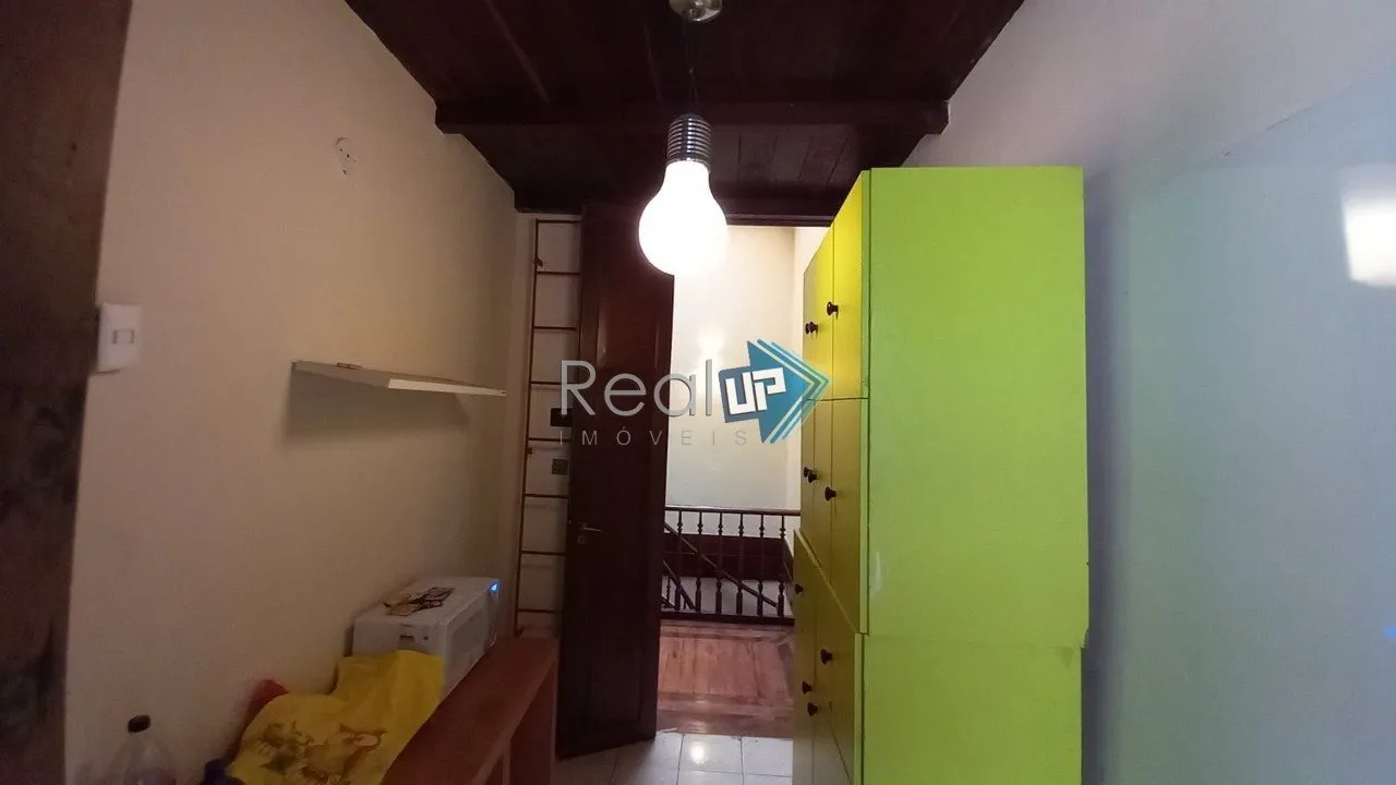 Colonial-style house with 3 bedrooms and a balcony — photo 22
