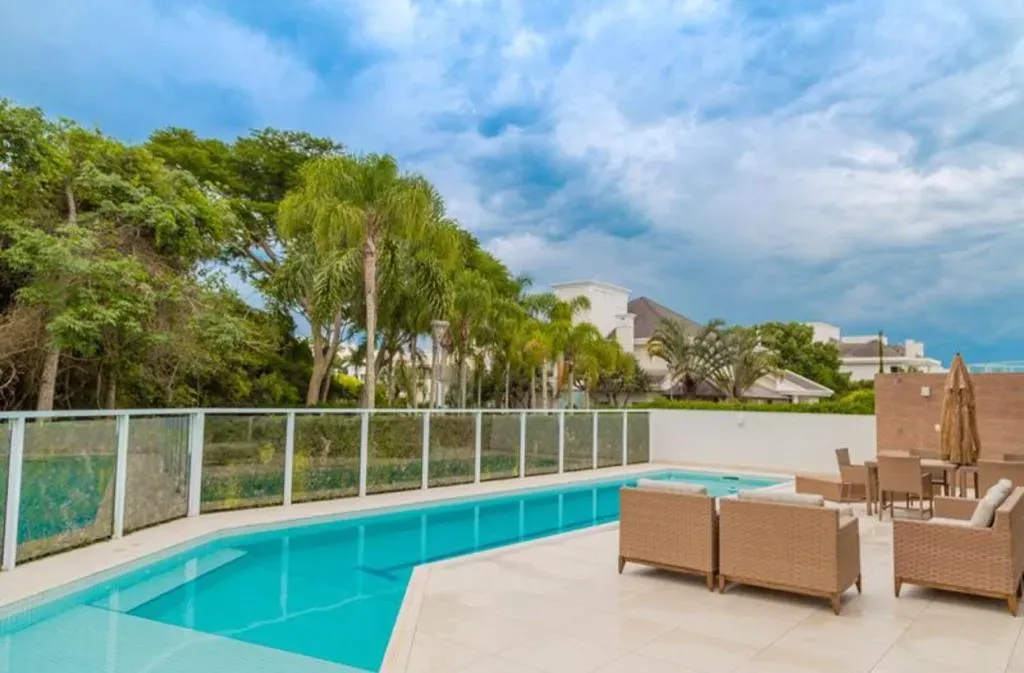 Casa com 6 suítes e área de piscina compartilhada — photo 17