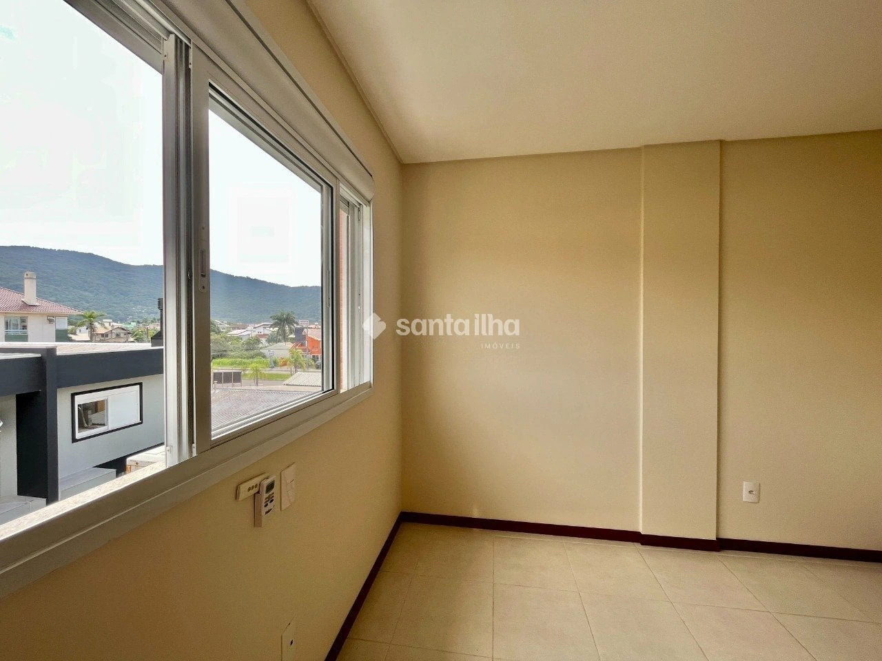 Balcony with a grill in a 2-bedroom apartment, 73 m² — photo 21