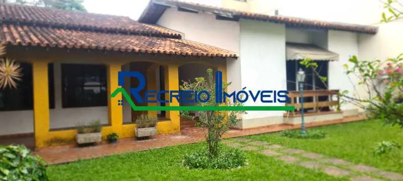 Street house with 5 bedrooms and 15 parking spaces