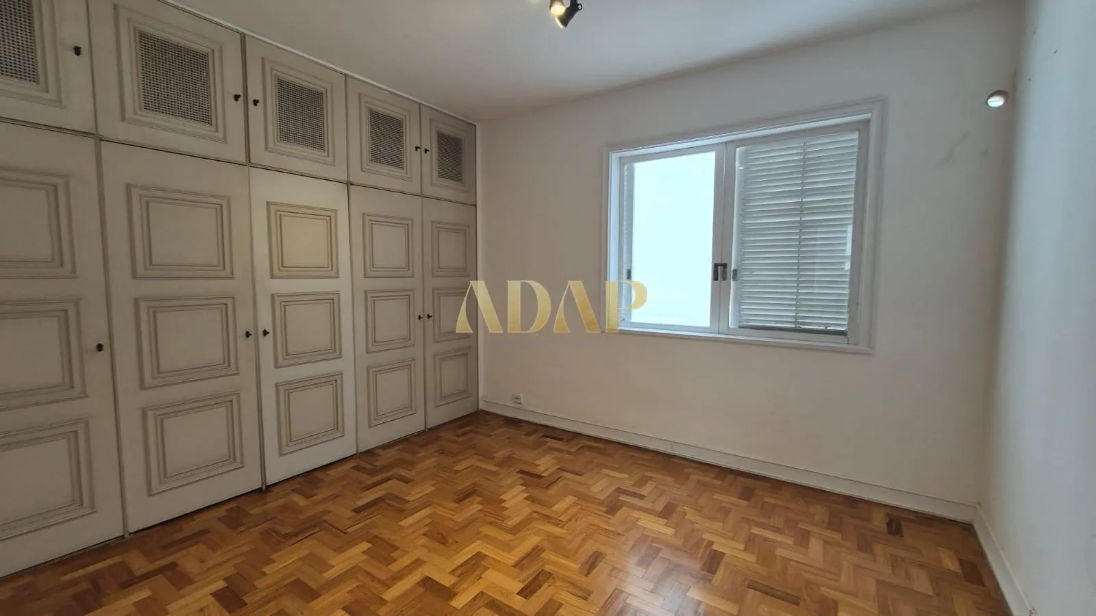525 m² apartment with a home office and a bathtub — photo 8