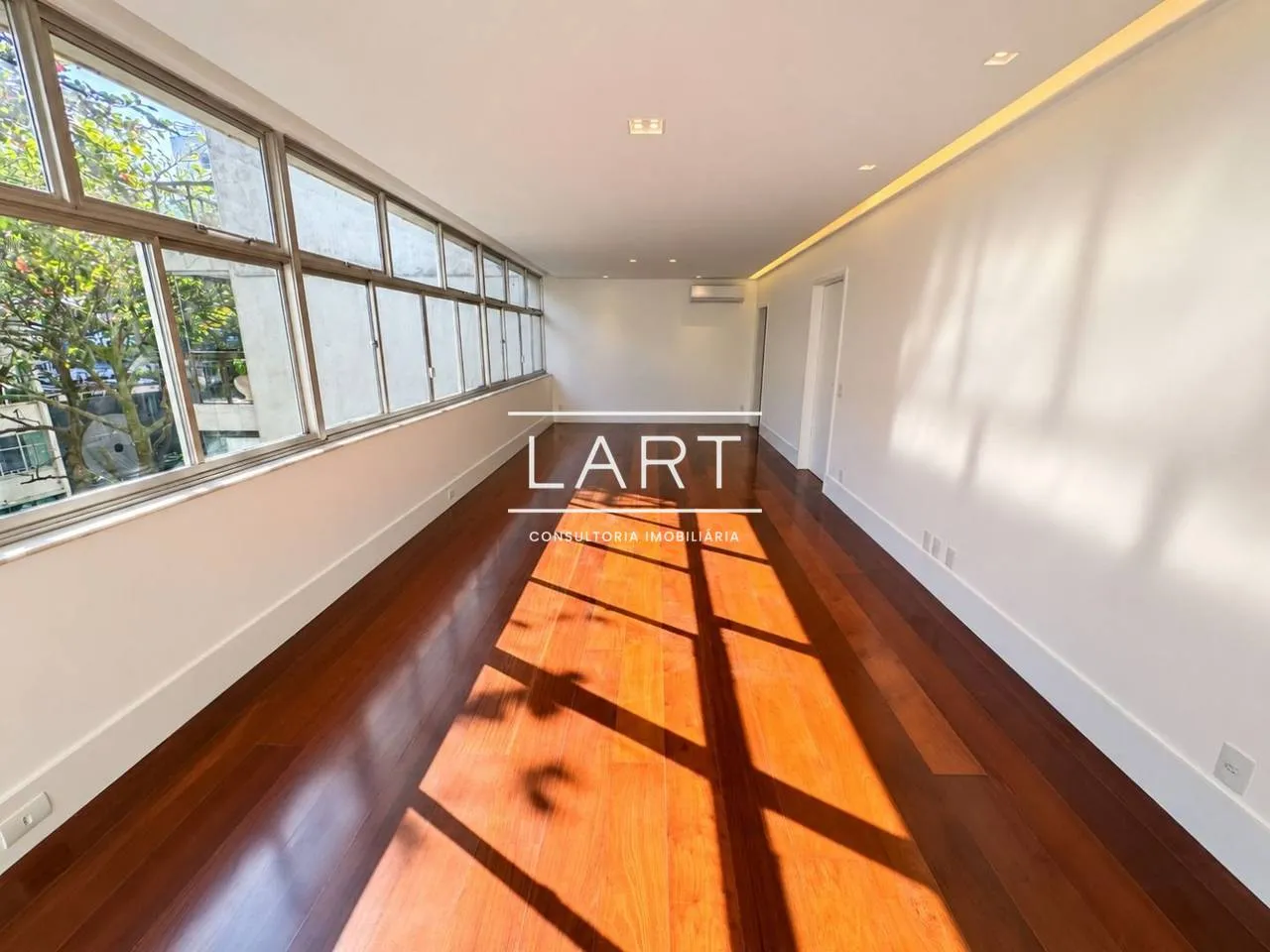 Floor-to-ceiling windows in a 3-bedroom apartment, 150 m²