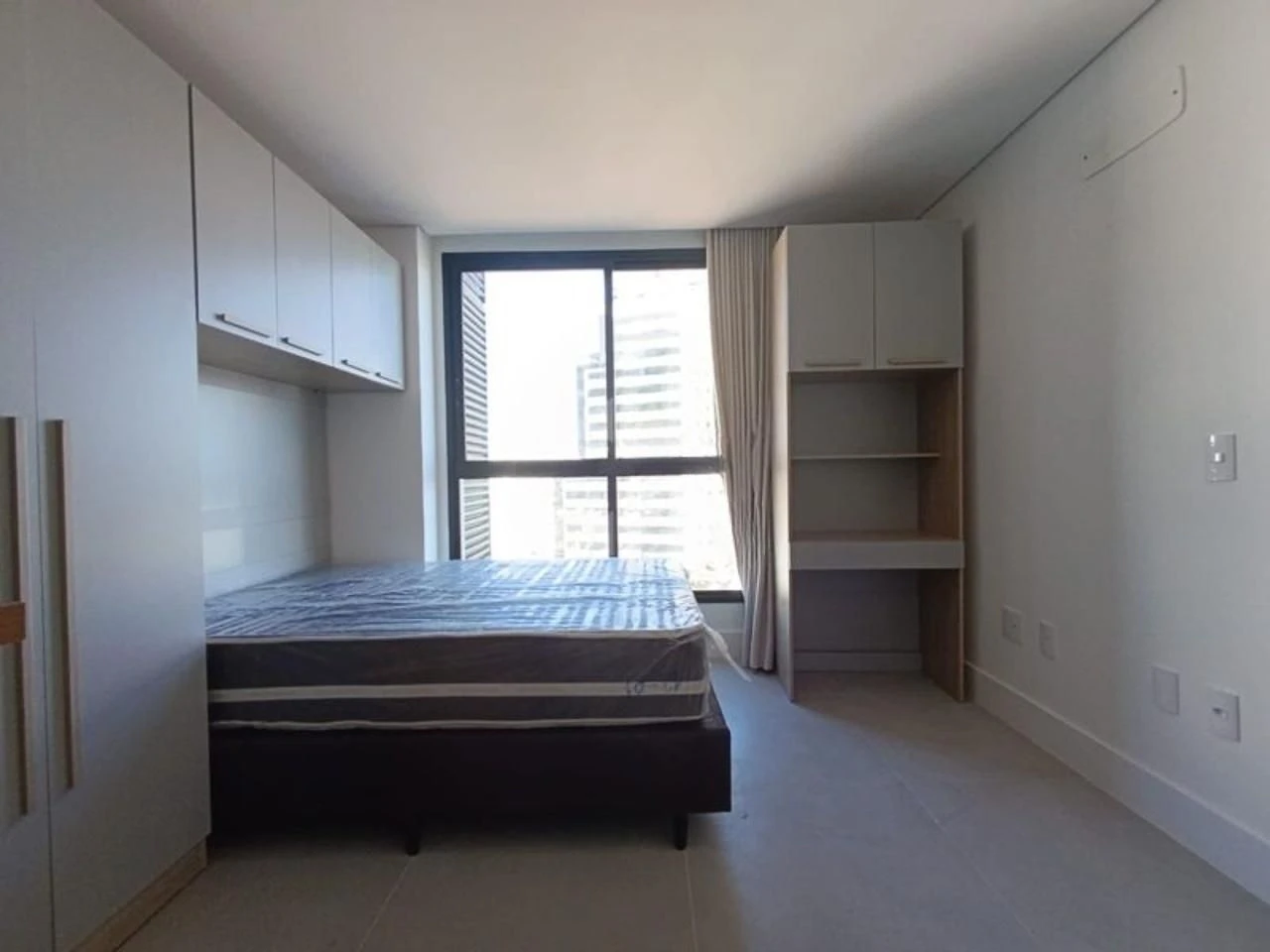 Apartamento com 1 dormitório e cozinha compacta com forno — photo 14