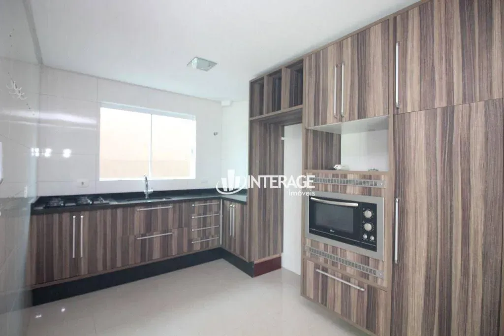 Sobrado com varanda fechada e 4 dormitórios em 187 m²