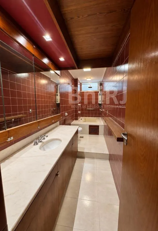 Home office in a 4-bedroom apartment, 280 m² — photo 8
