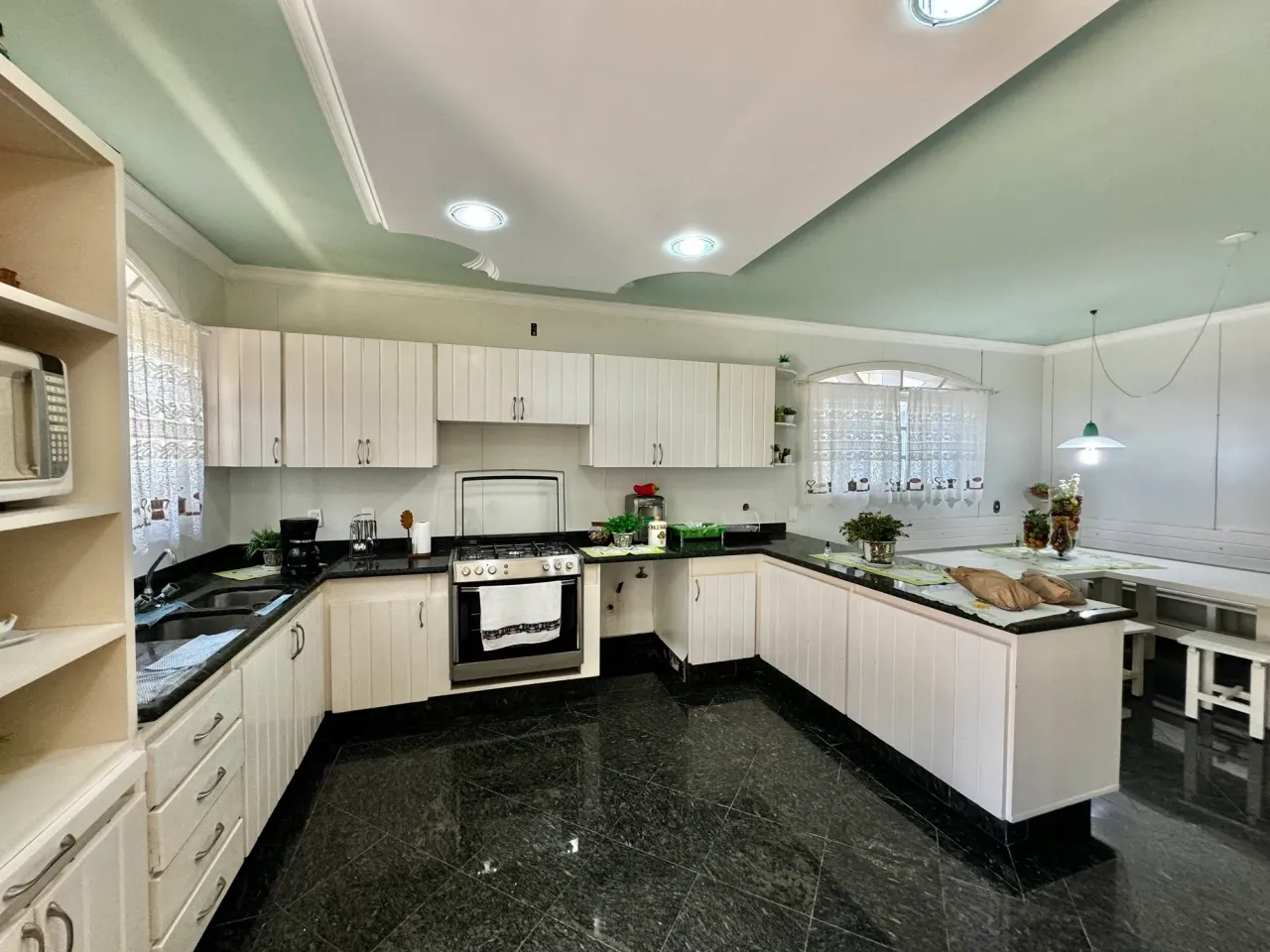 Furnished house with 4 bedrooms and 5 bathrooms — photo 13