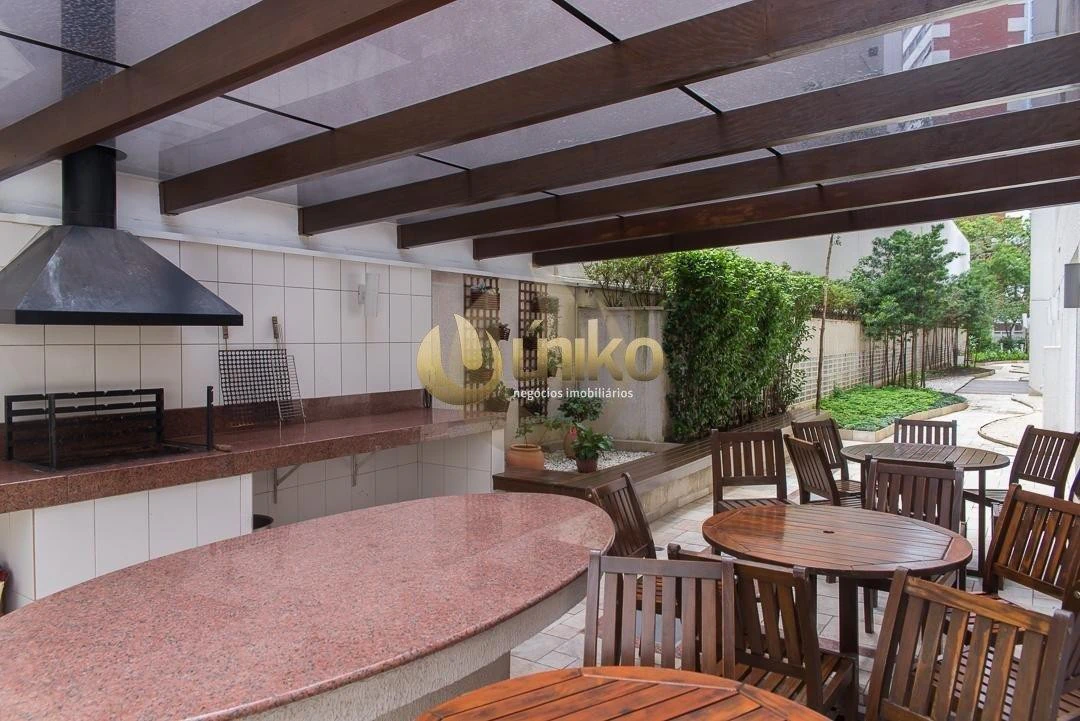 Glass-enclosed balcony in a one-bedroom apartment, 52 m² — photo 20