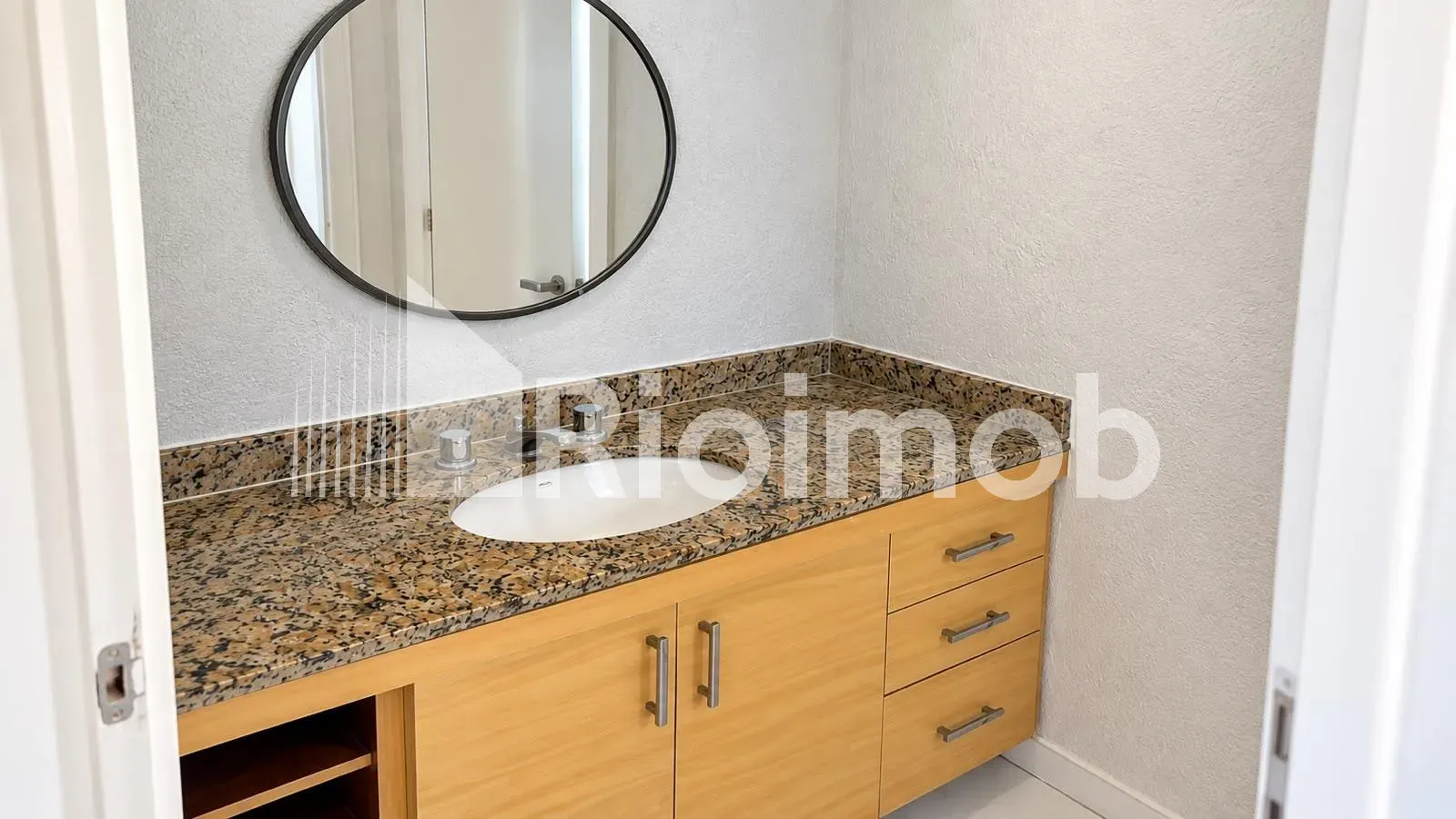 Balcony with a grill in a 3-bedroom apartment, 183 m² — photo 7