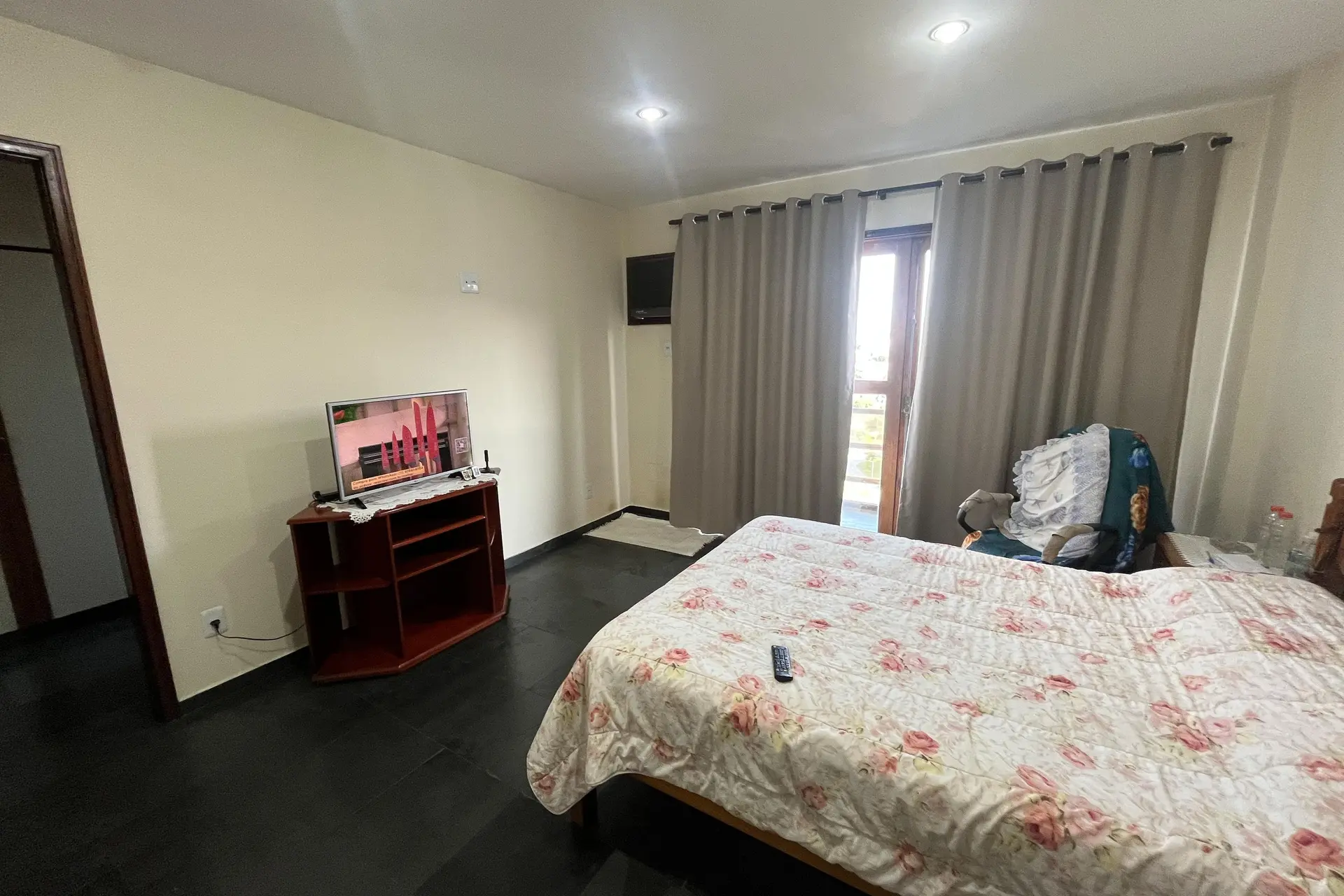 Furnished 3-bedroom apartment with laundry area — photo 3