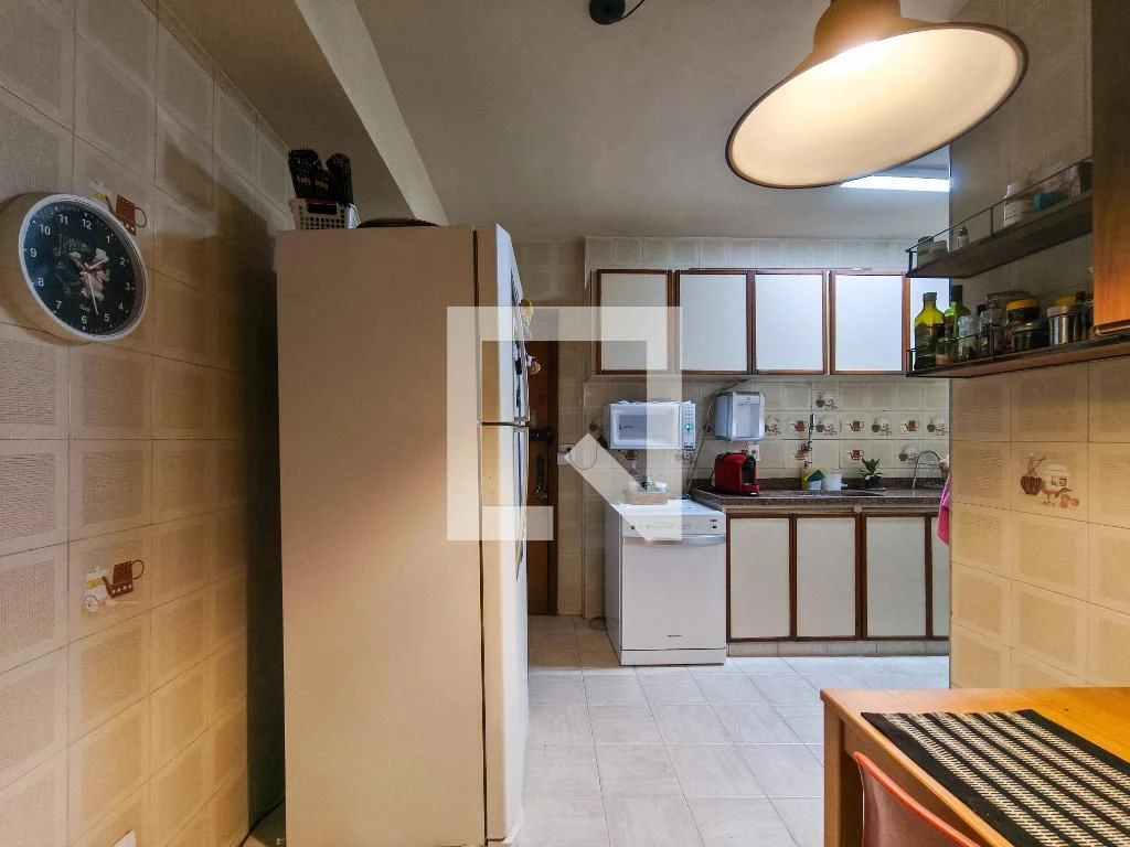 Furnished 4-bedroom apartment with balcony — photo 22