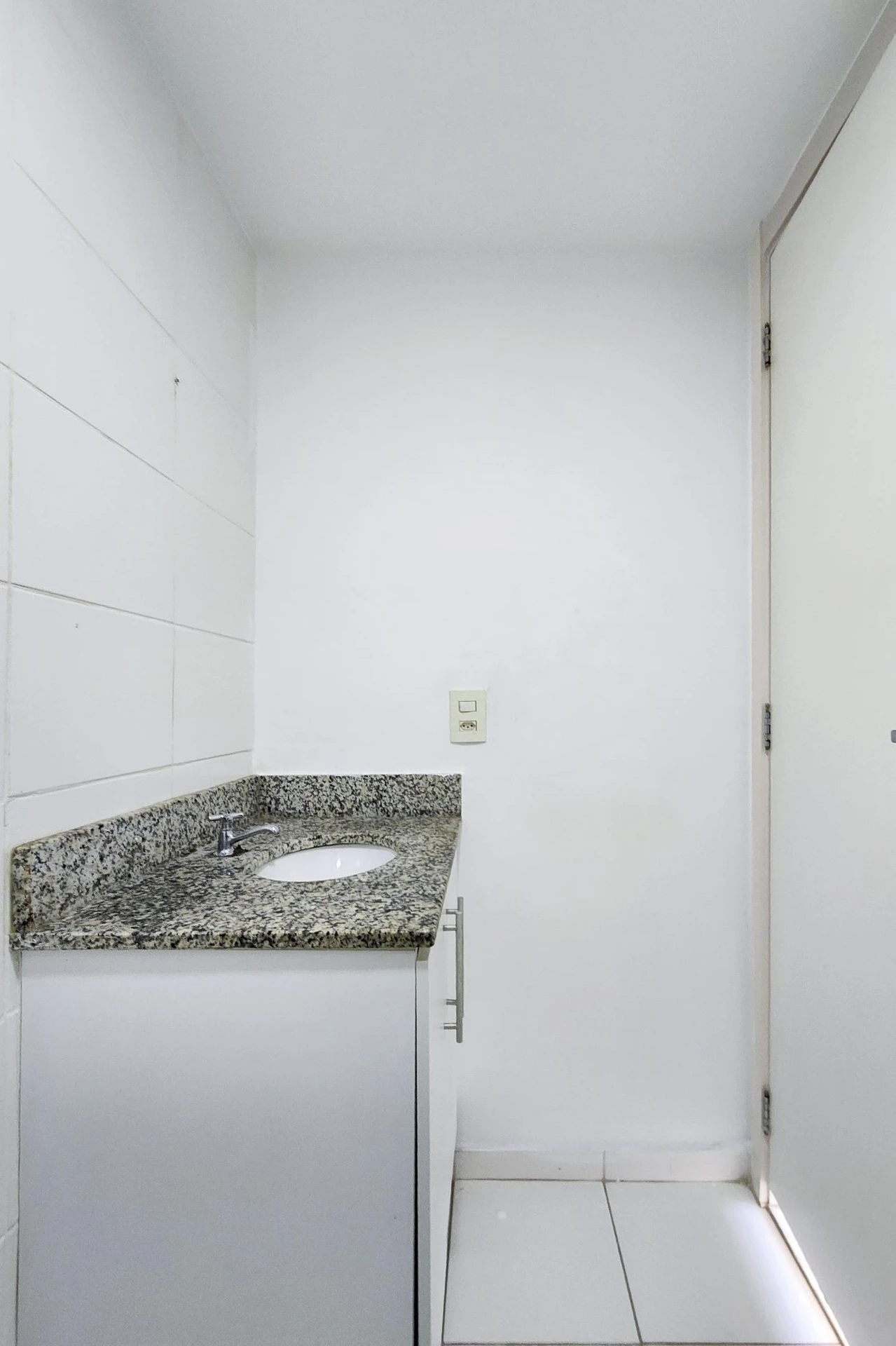 2-bedroom apartment in a building with a gym — photo 36