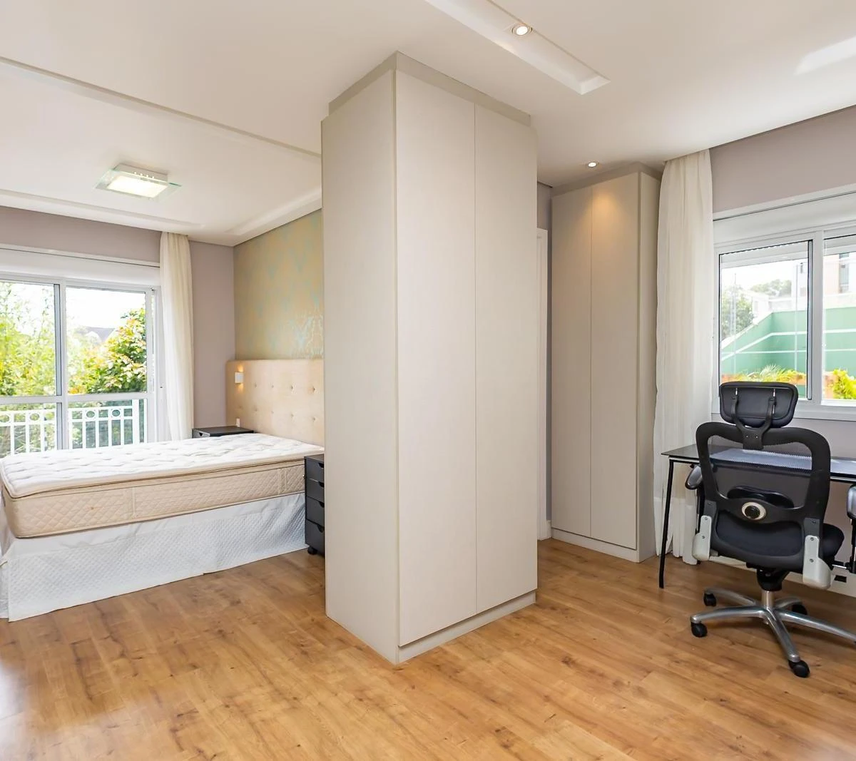 Home office in a 2-bedroom apartment, 95 m² — photo 3