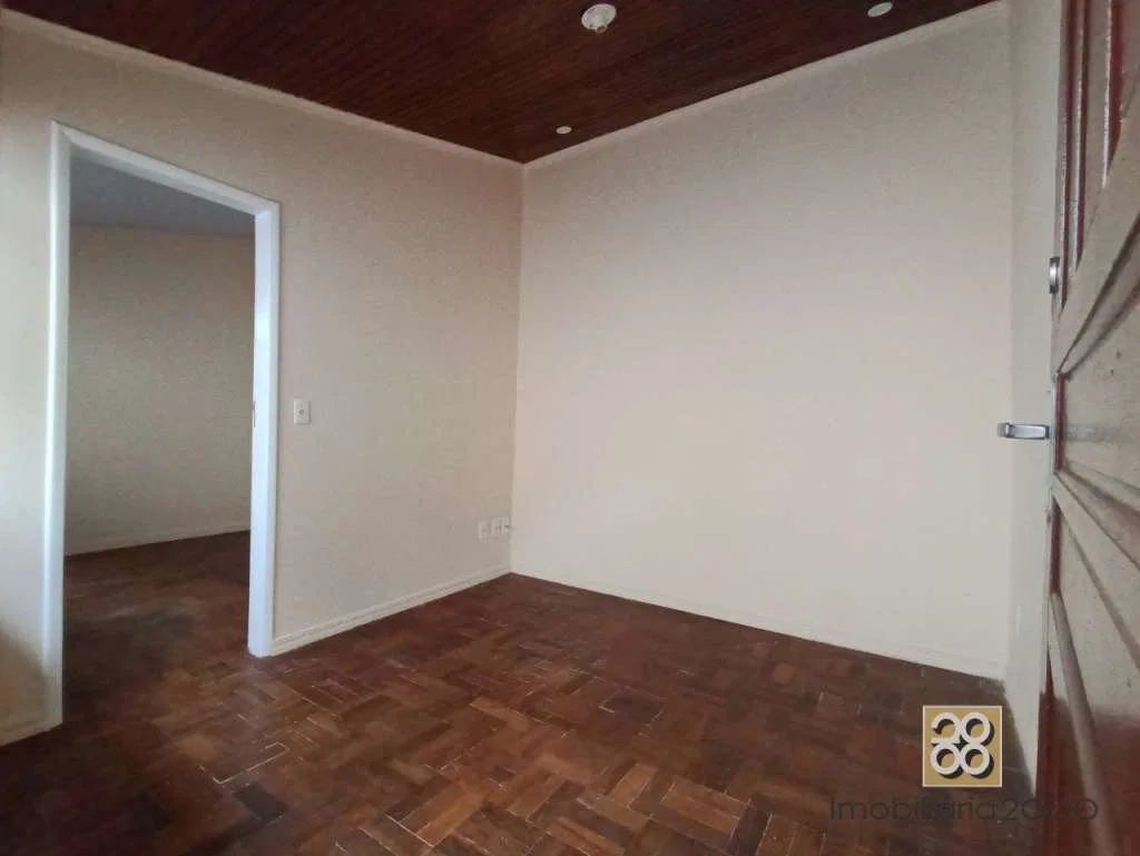 One-bedroom house with wood or laminate floors in Curitiba
