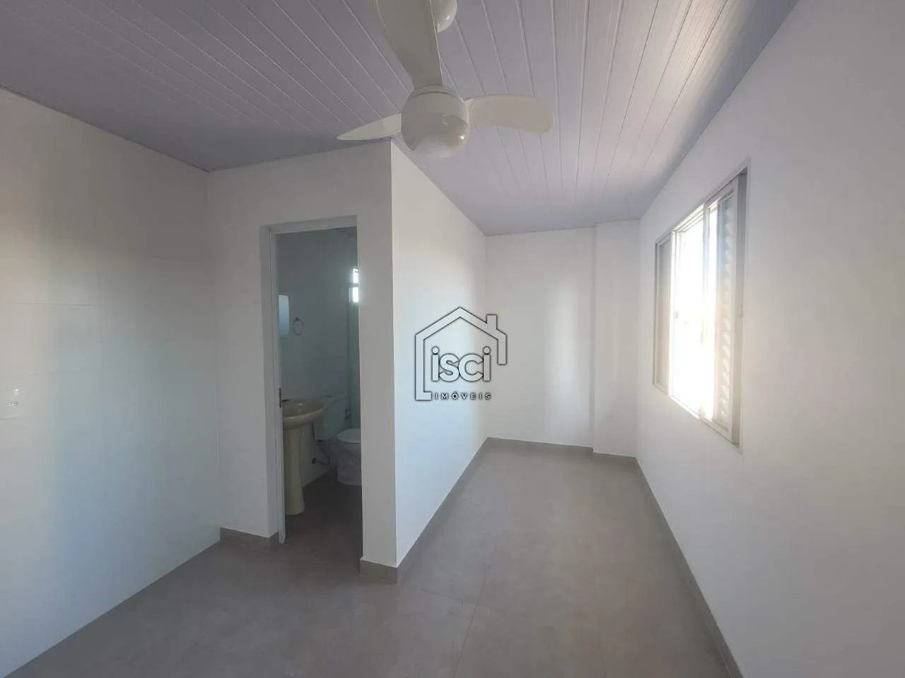 20 m² studio on the 1st floor with balcony and glass shower — photo 3
