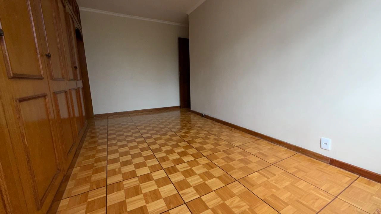 Wood or laminate floors in a 3-bedroom apartment, 157 m² — photo 5