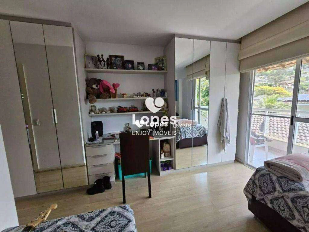 5-bedroom house with a glass-enclosed balcony — photo 19