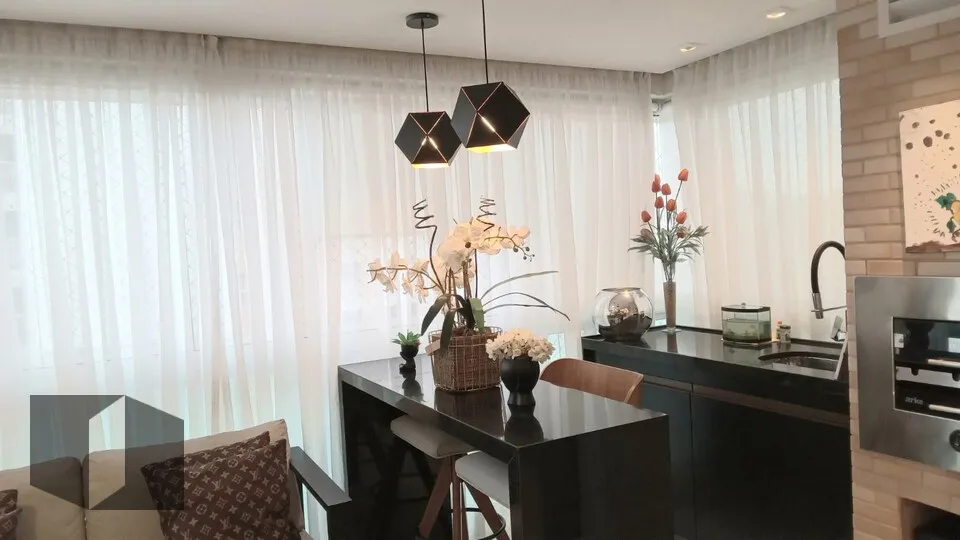 Apartamento mobiliado, 116 m², com varanda envidraçada