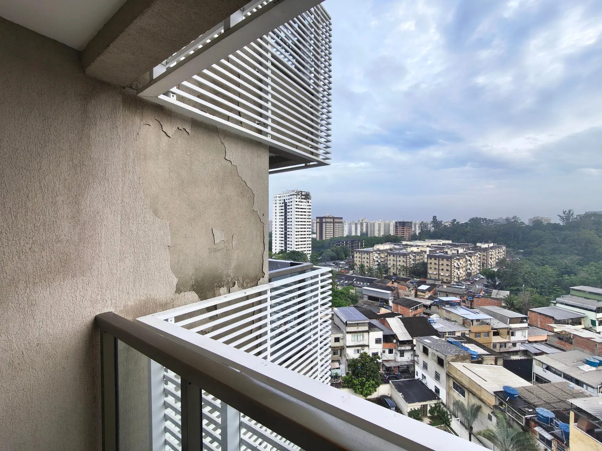 Furnished 1-bedroom apartment with a balcony and pool — photo 20