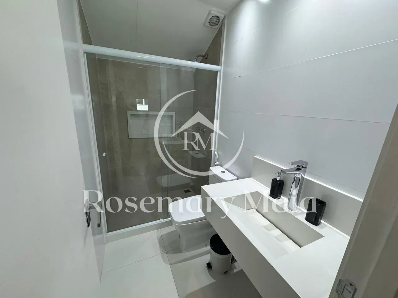 Furnished house with 4 bedrooms and 360 m² — photo 33
