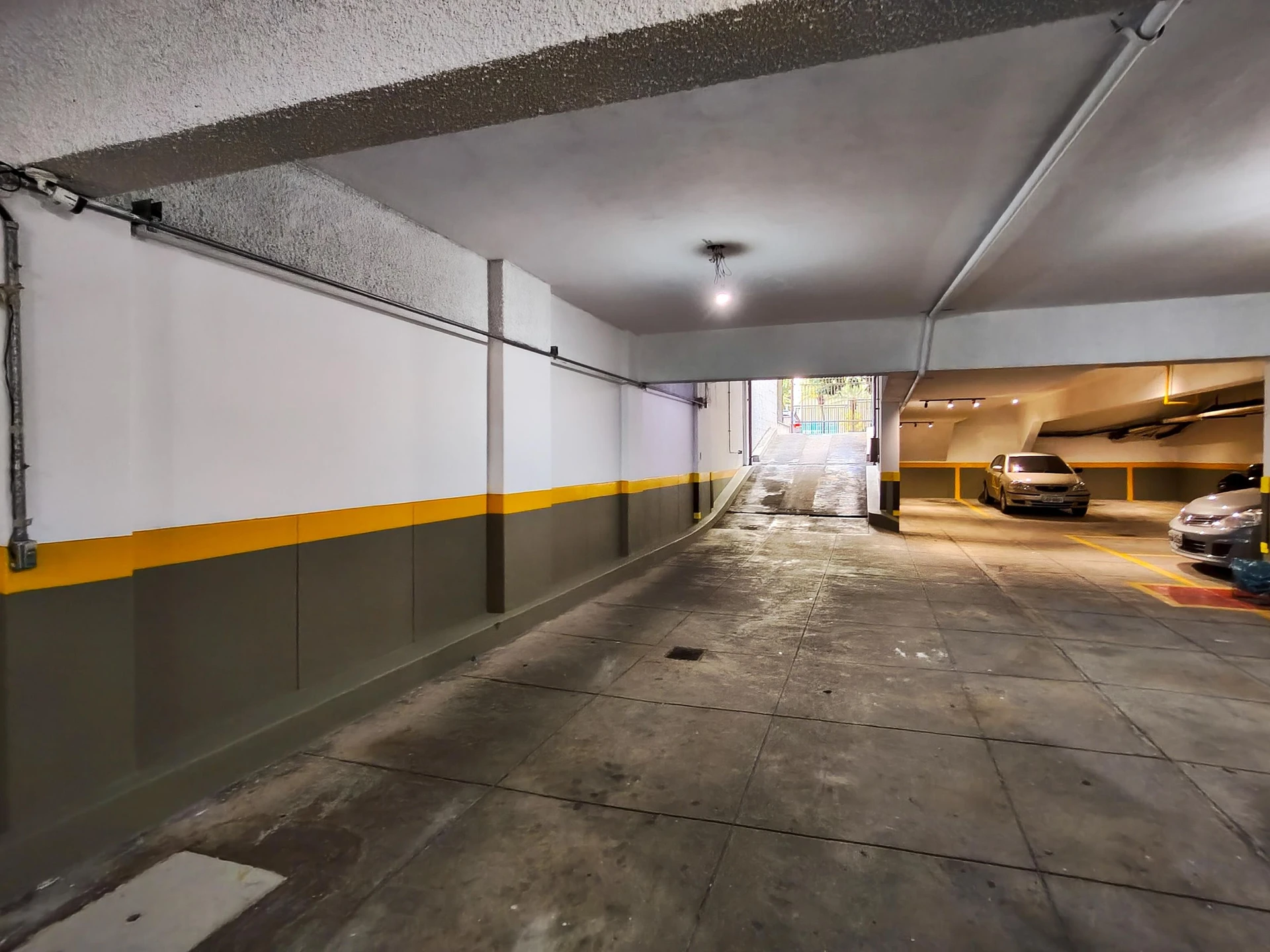 Balcony with a grill in a 3-bedroom apartment, 135 m² — photo 55