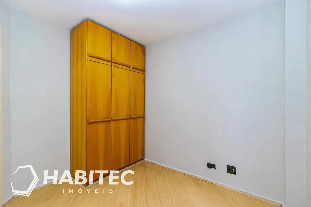 3-bedroom apartment with wood or laminate floors — photo 19