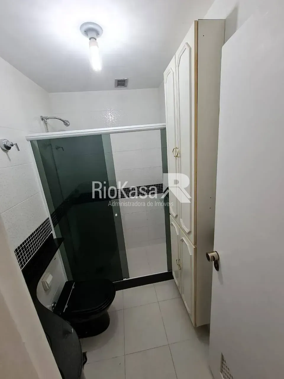 4-bedroom apartment in a building with a pool — photo 17
