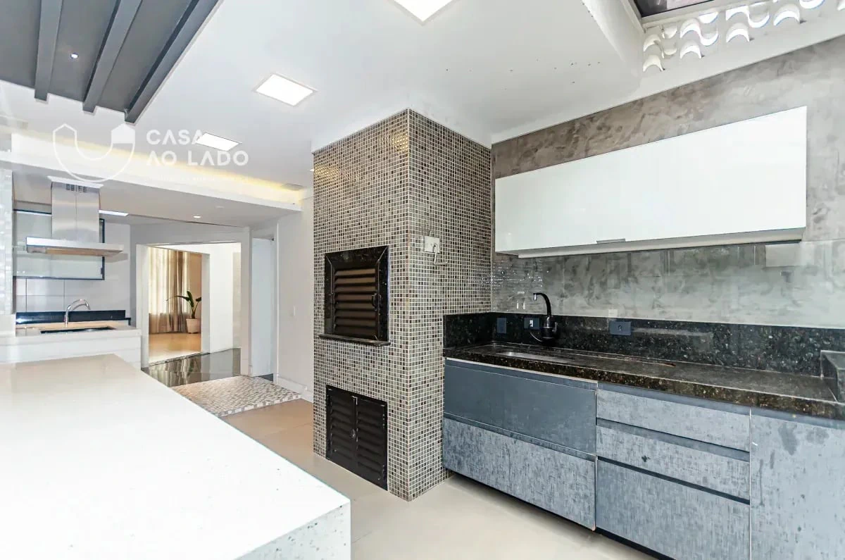 Balcony with a grill in a 3-bedroom house, 264 m² — photo 16