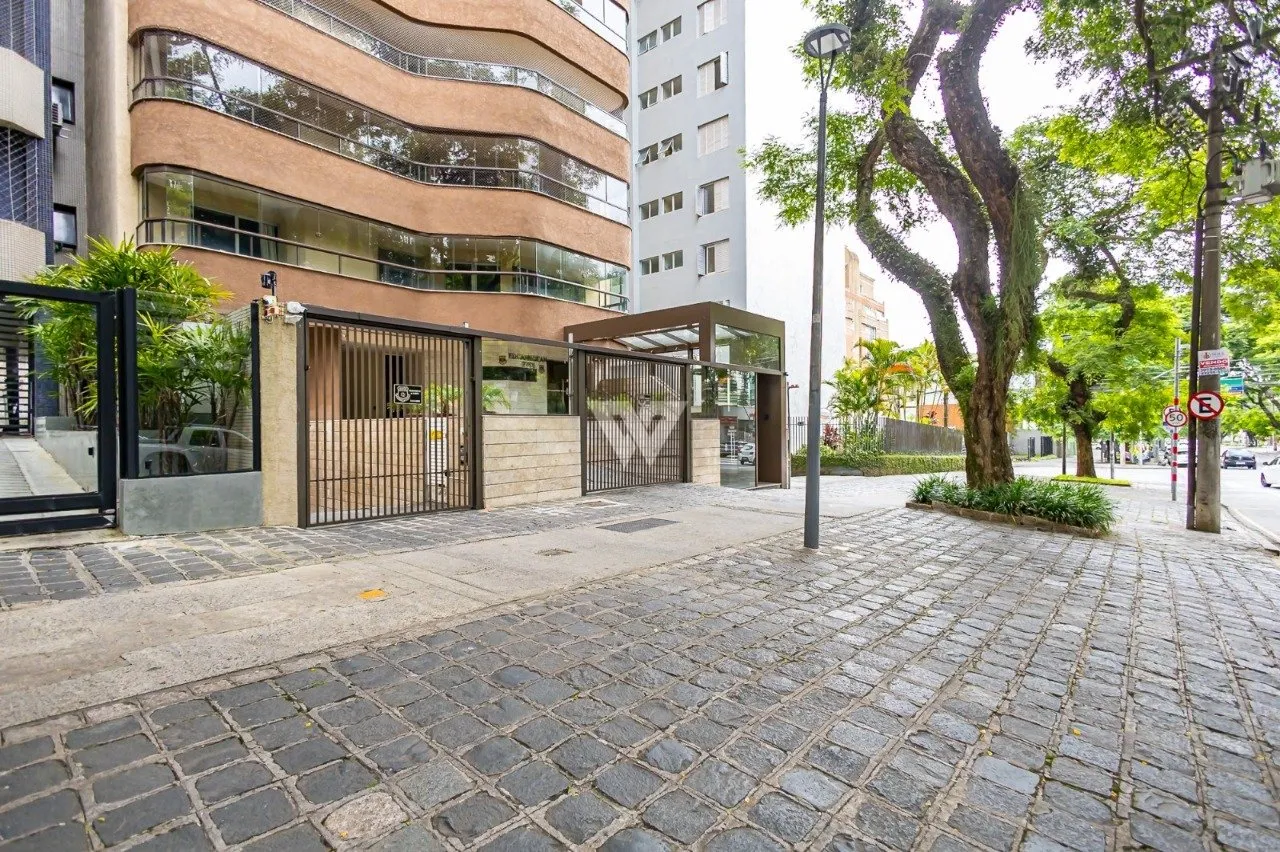 Apartment with wood floors, 4 bedrooms and glass balcony — photo 37
