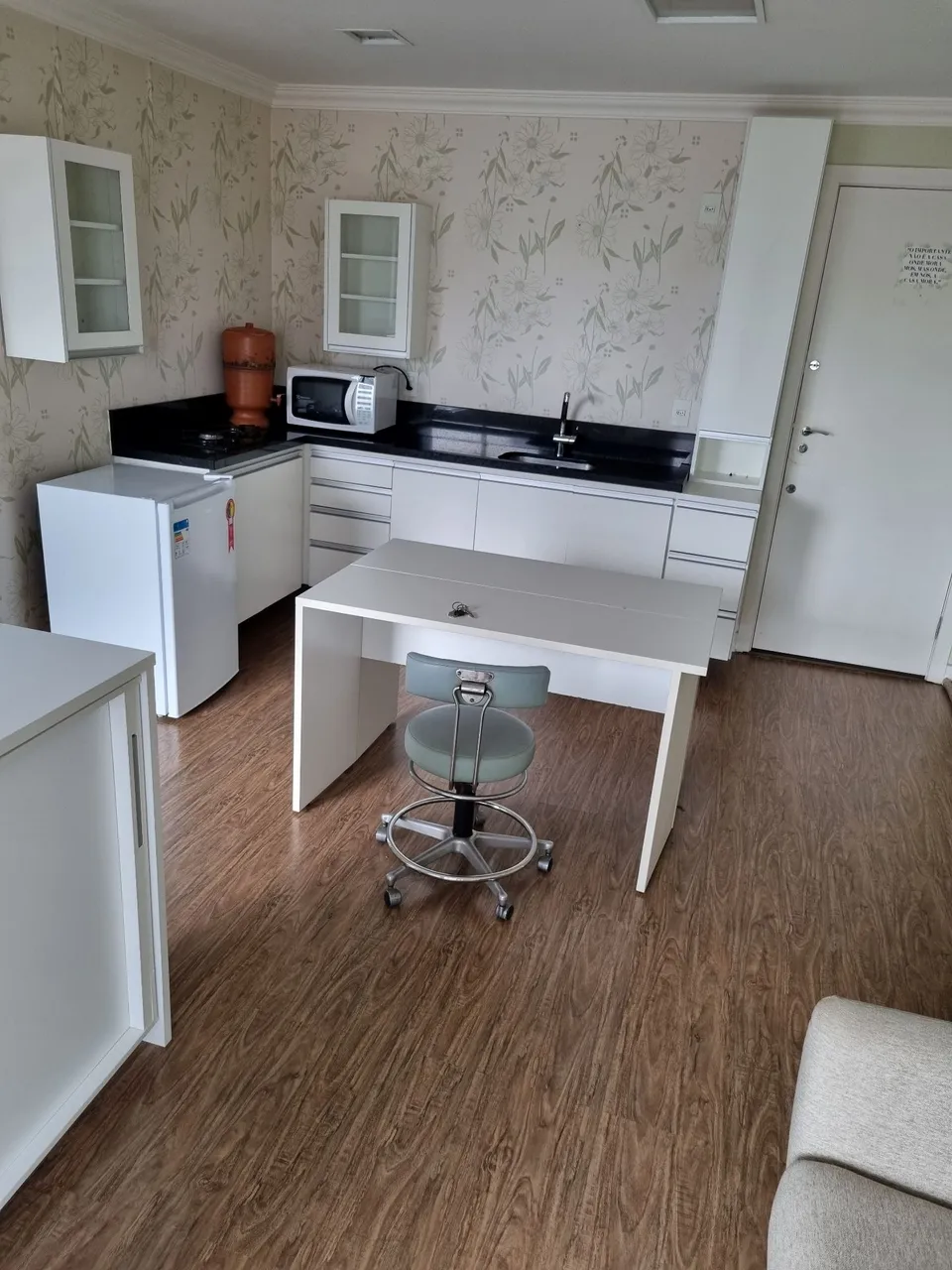 Apartamento estúdio mobiliado com 1 dormitório e 1 banheiro