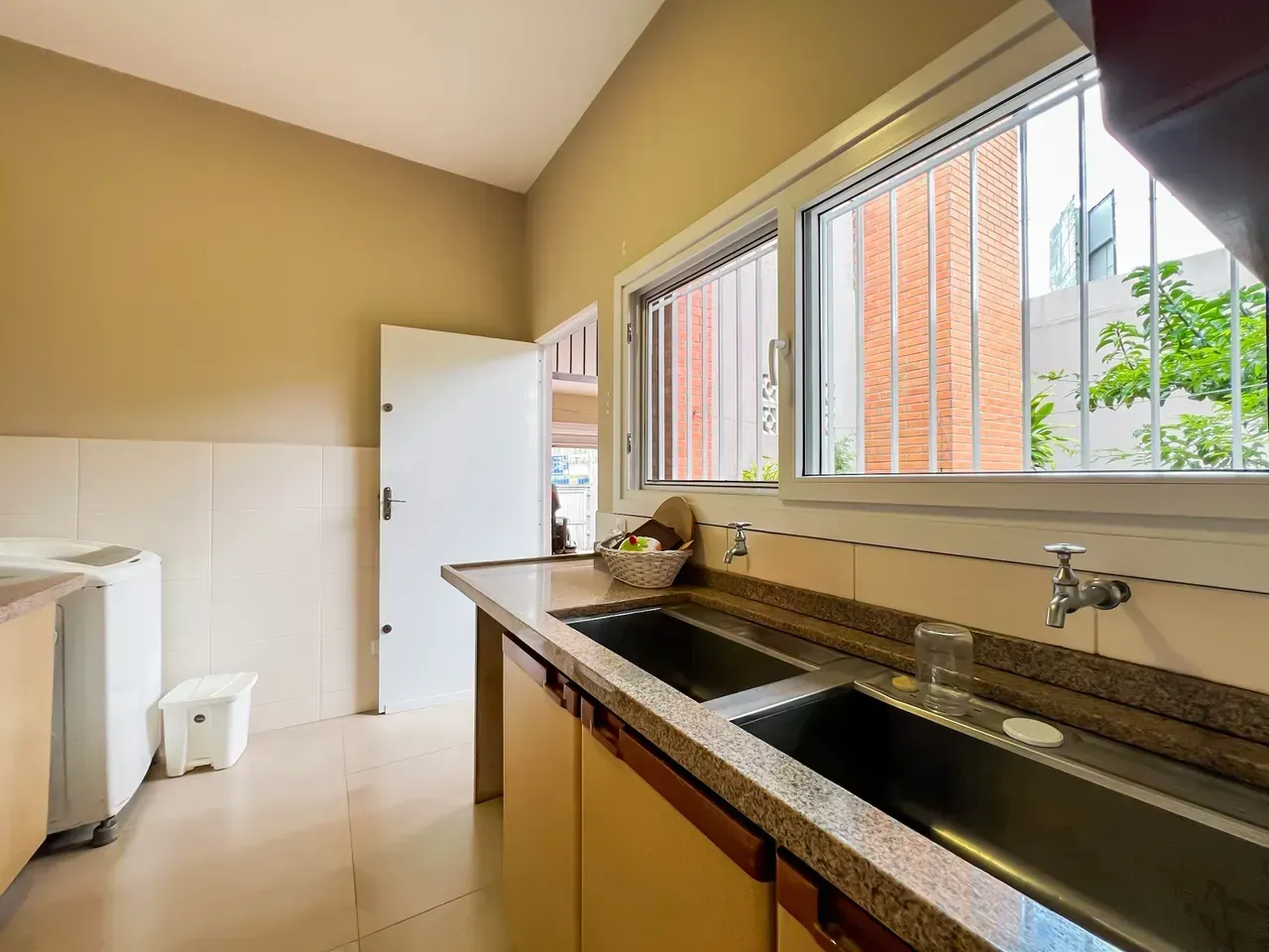 Casa comercial de 590 m², 3 dormitorios y cocina cerrada — photo 2