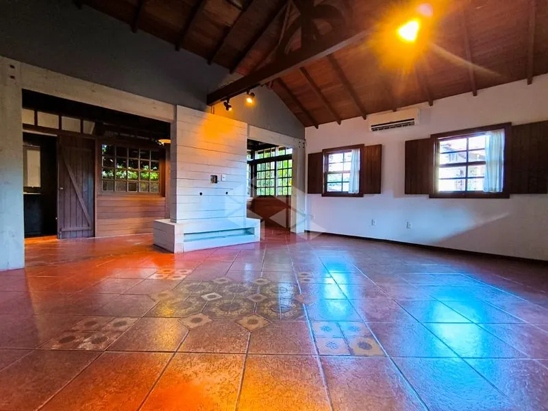 Furnished-free 4-bedroom house with 250 m² and 4 baths