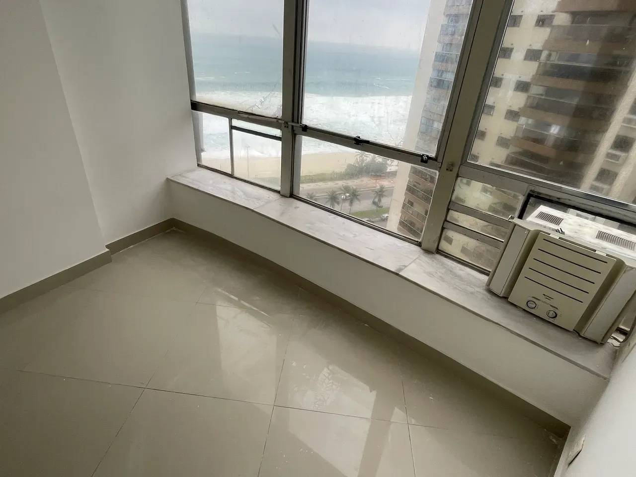 Unfurnished apartment with floor to ceiling windows — photo 32