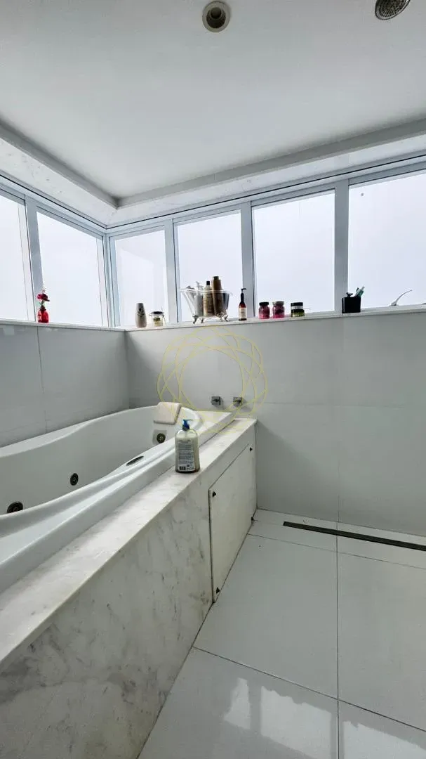Furnished apartment with 4 bedrooms and 381 m² — photo 34