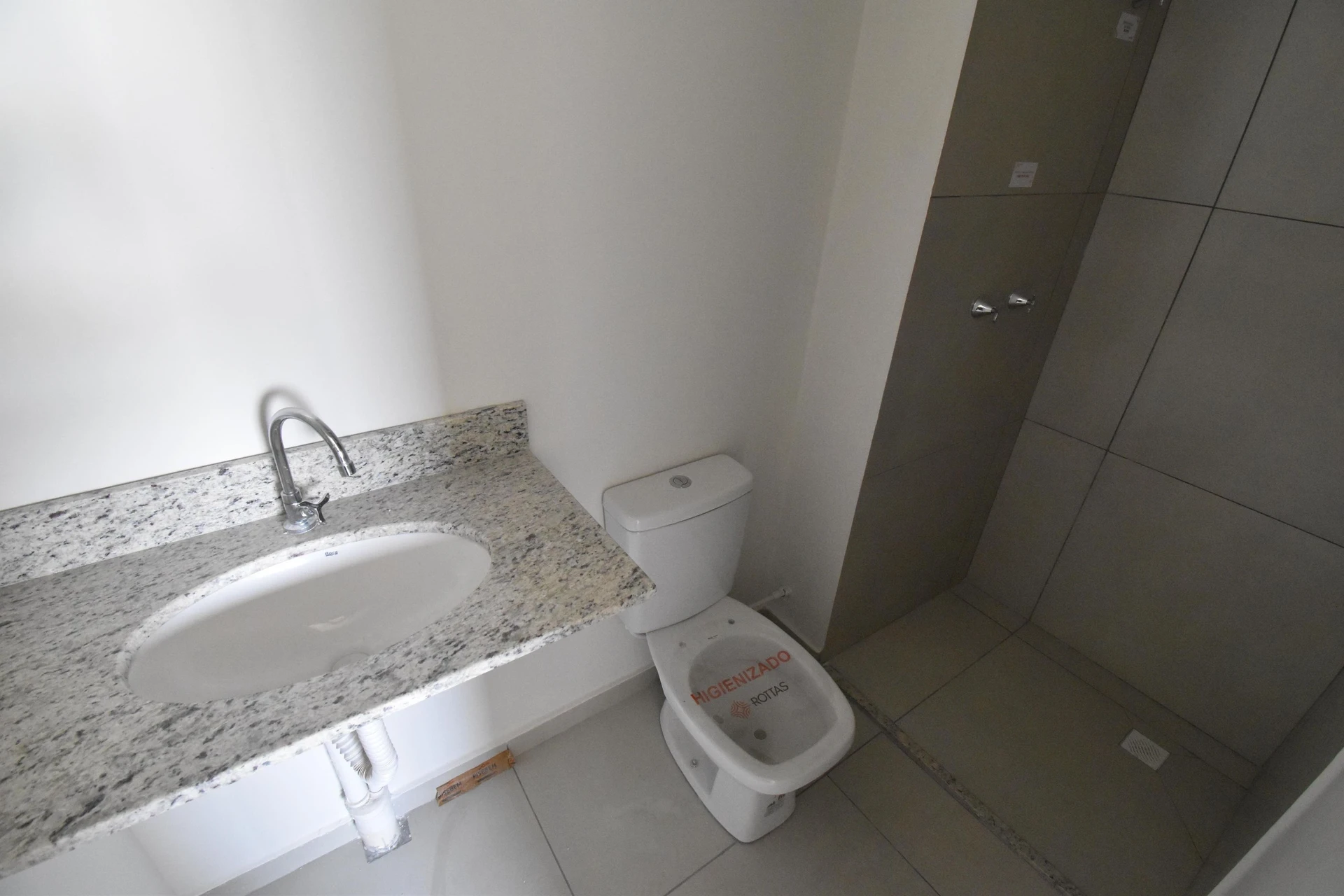 Balcony with a grill in a 2-bedroom apartment, 53 m² — photo 17