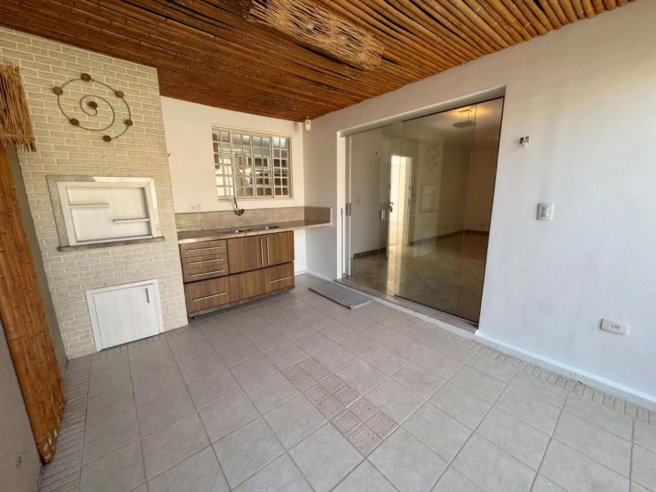 Bathtub in a 4-bedroom house, 195 m² — photo 15