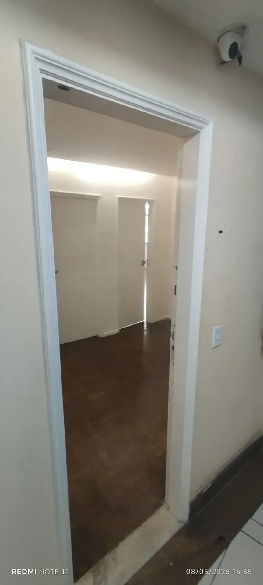 Unfurnished 1-bedroom apartment with floor-to-ceiling windows — photo 3