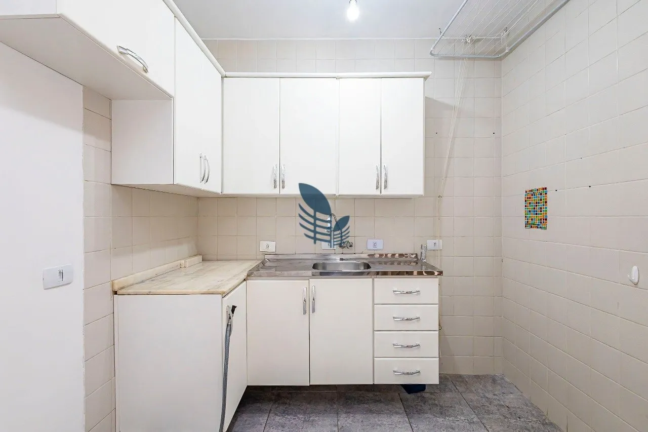 1-bedroom apartment with en-suite bathroom and separate kitchen — photo 9