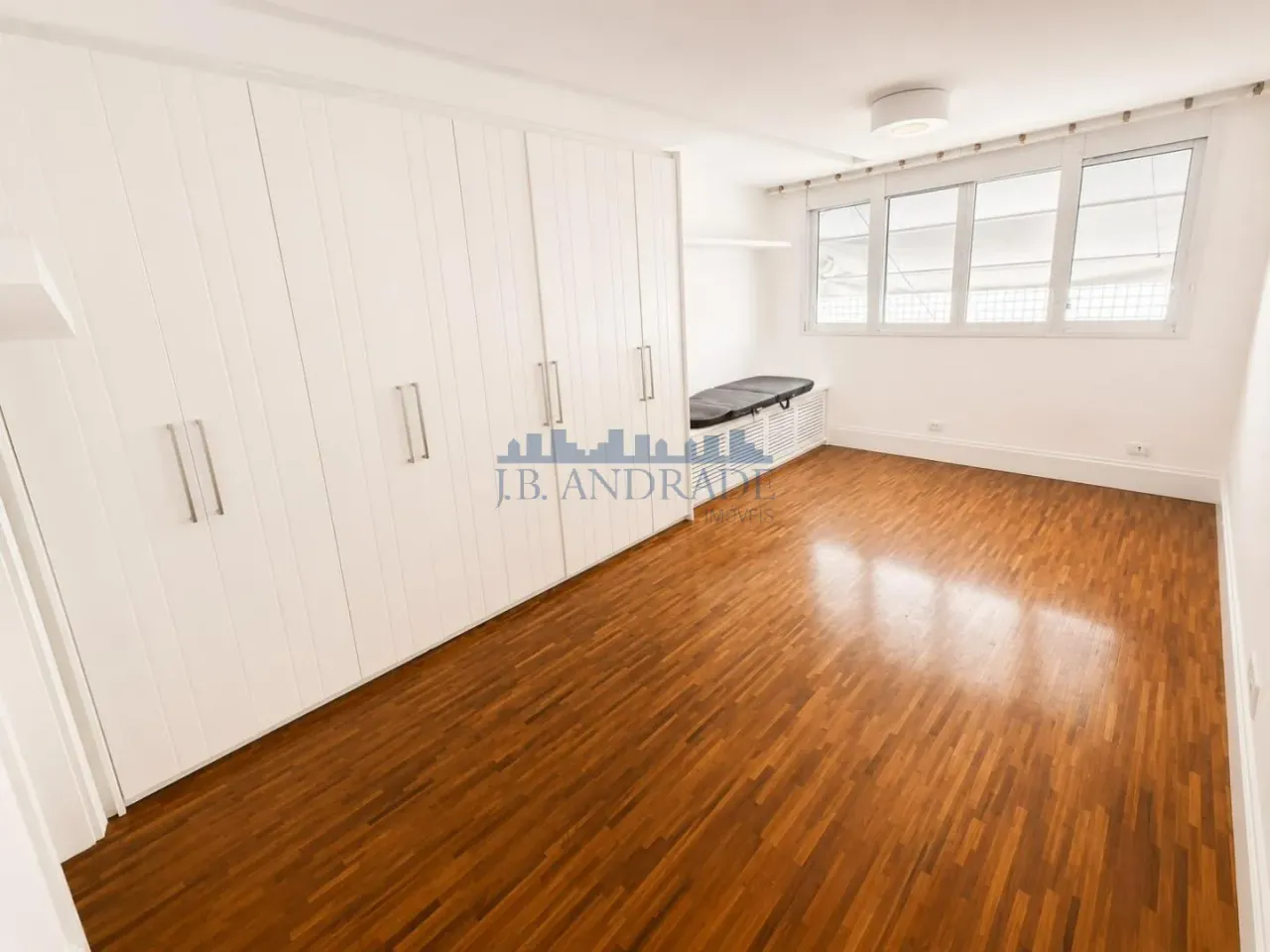 Furnished apartment with 4 bedrooms, 3 bathrooms and a balcony — photo 11