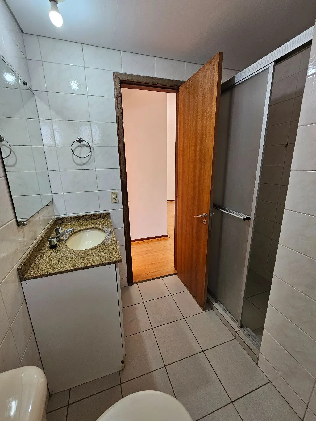 Balcony with a grill in a one-bedroom apartment, 62 m² — photo 19