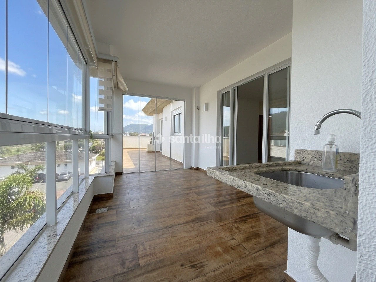 Balcony with a grill in a 2-bedroom apartment, 128 m² — photo 28