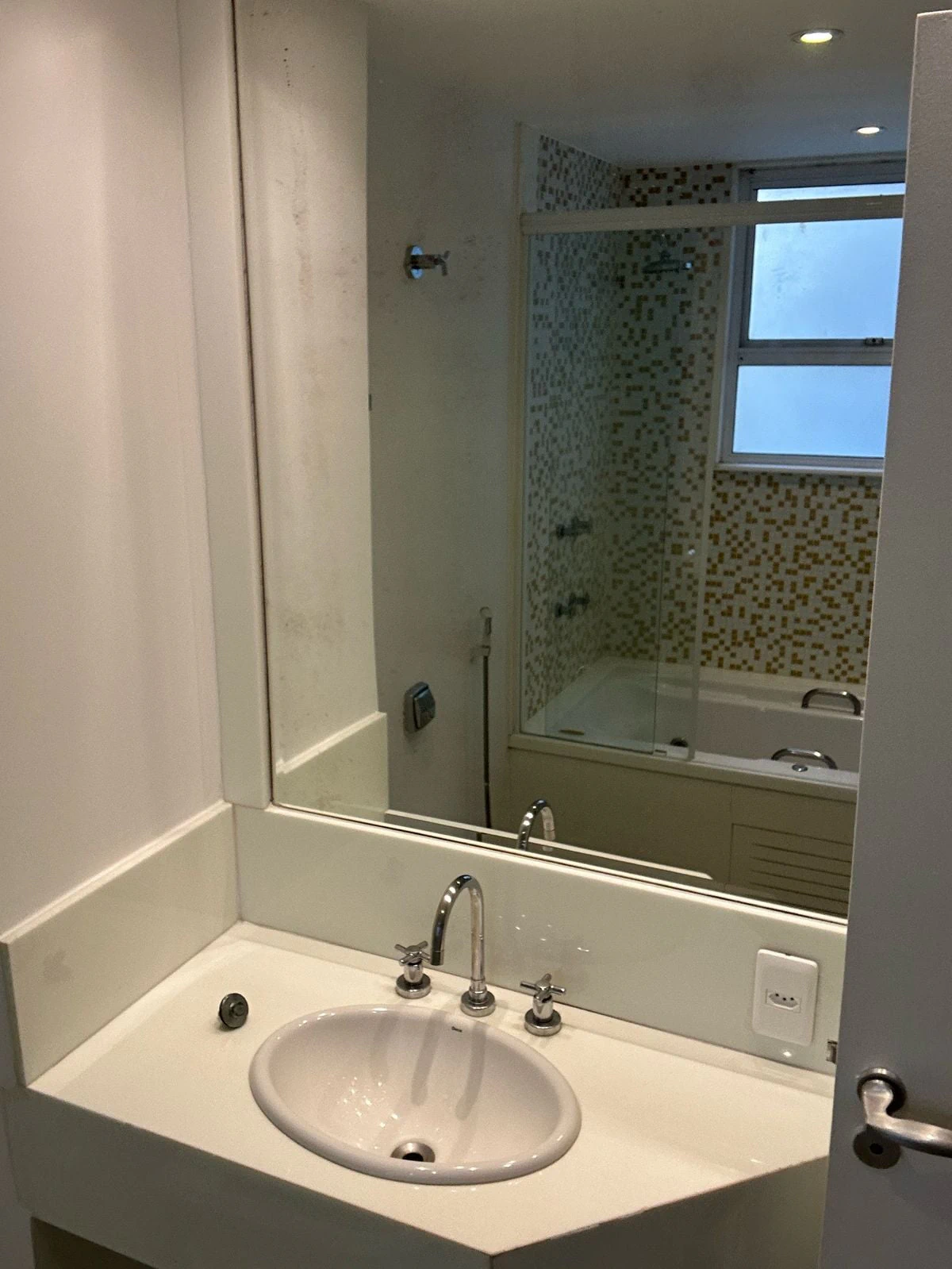208 m² apartment with a bathtub and a water view — photo 7