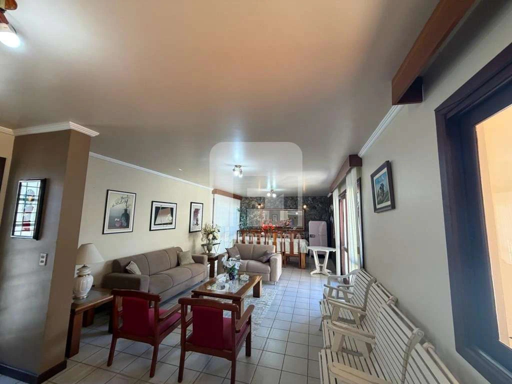 Casa de 3 dormitorios con suite y 450 m², 3 plazas