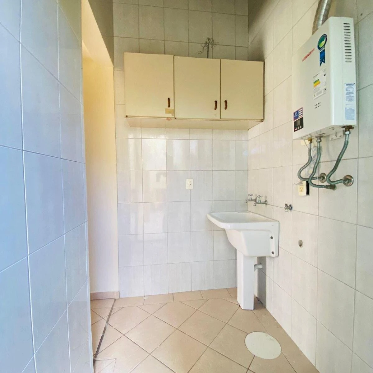 3-bedroom house with a glass-enclosed balcony in Curitiba — photo 6